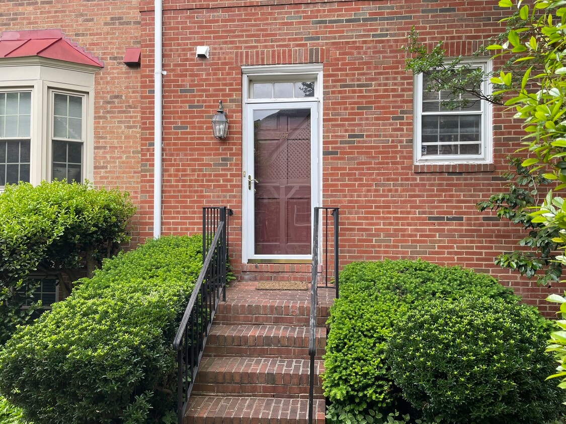 437 Old Town Ct, Alexandria, VA 22314 Townhome Rentals in Alexandria