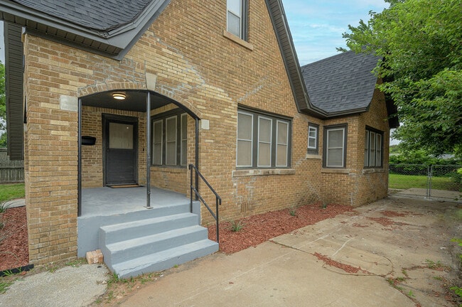 Building Photo - 1017 NE 16th St