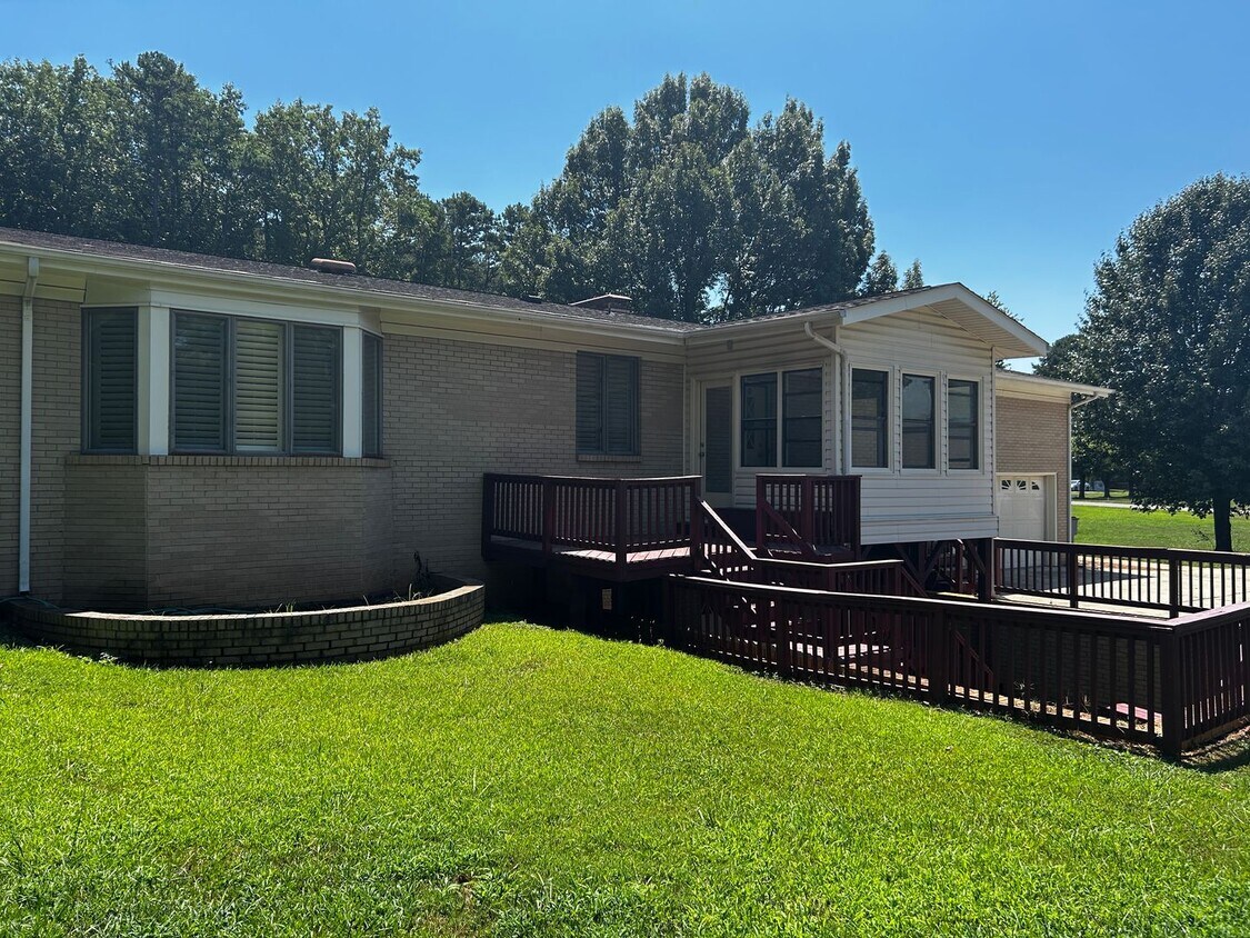 Foto del edificio - Unique 3 Bedroom Home with Large Yard & Bonus Room!