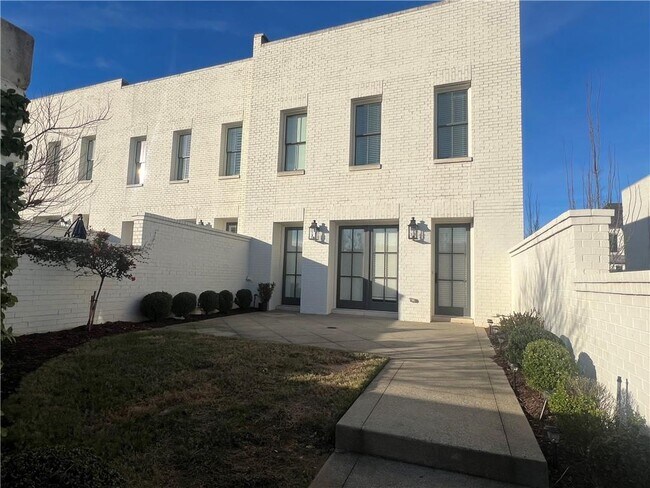 Building Photo - 319 S Esplanade