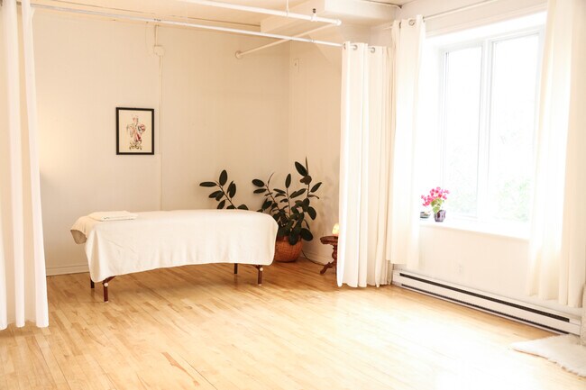 Building Photo - 5369 Boul Saint-Laurent