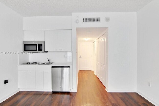 Foto del edificio - 1756 N Bayshore Dr