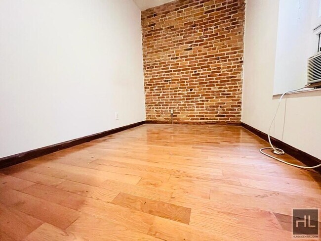 Foto del edificio - Your 3 Bedroom Apartment W/ Exposed Brick ...