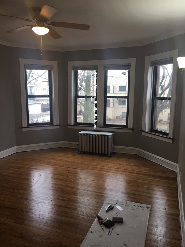 Building Photo - 5654 N Rockwell St