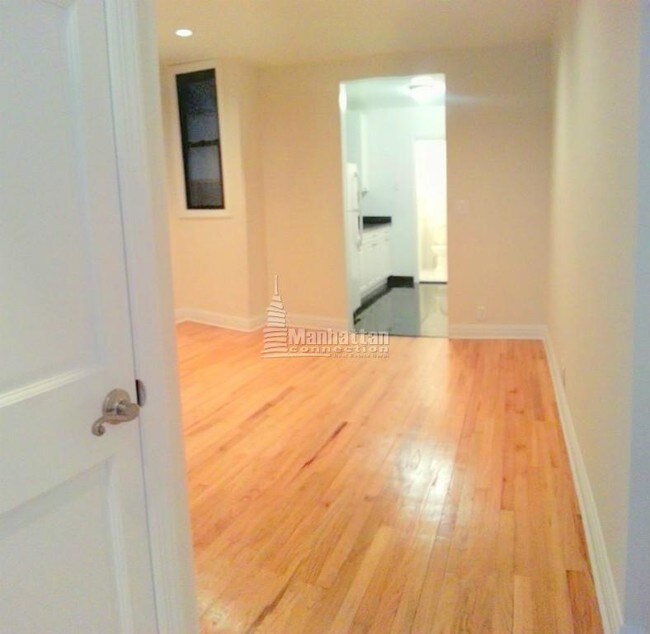 Building Photo - 215 E 84th St