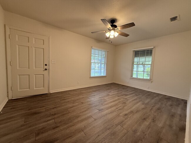 Foto del edificio - 4909 Roanoke St