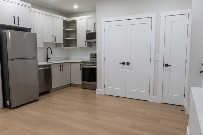 Building Photo - 171 Colonial Cres