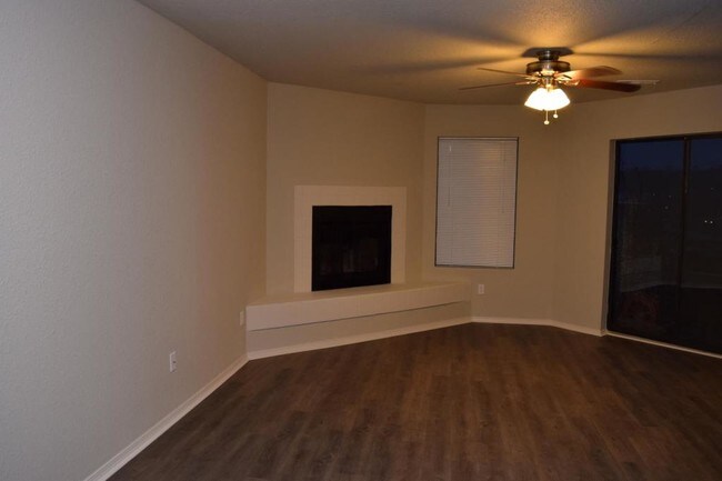 Building Photo - 1030 W Rochier