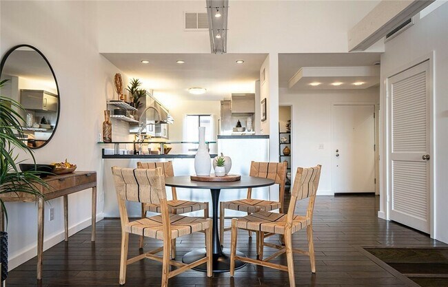 Building Photo - 5226 Marina Pacifica Dr S