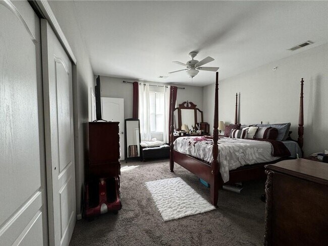 Foto del edificio - 2 BED /  2 BATH CORNER UNIT CONDO