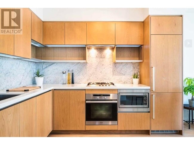 Photo du bâtiment - 6588-6588 Nelson Ave