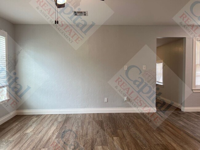 Building Photo - Charming 3 Bedroom