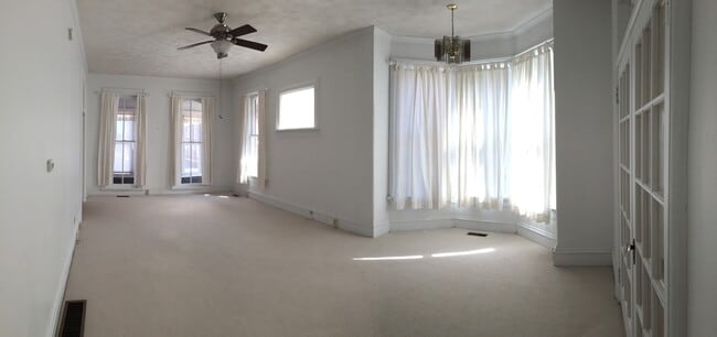 Large Family/Living Room w/ Bay Window - 412 Iowa Ave