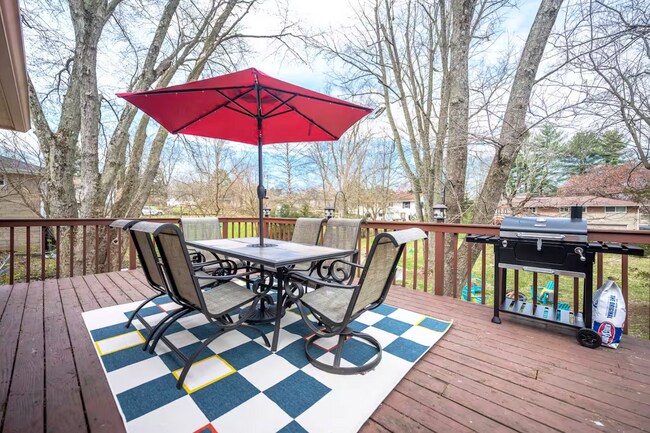 Building Photo - 615 N Staats Dr