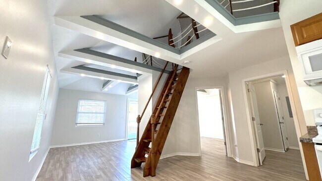 Foto del edificio - 215 N Wild Olive Ave