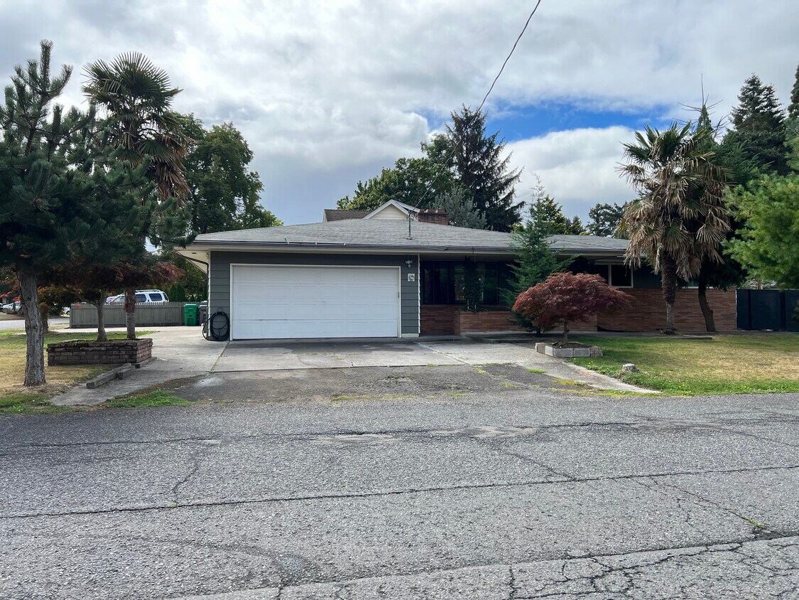 Primary Photo - 10330 NE Knott St