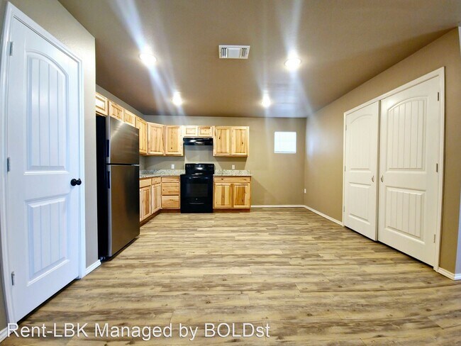 Building Photo - 3 br, 2 bath House - 2204 E 10th Street