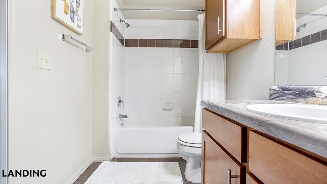 Foto del edificio - 701 W 101st Pl S