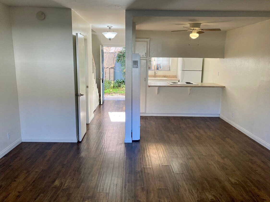 Living room w/dining nook - 206 S Ventura St