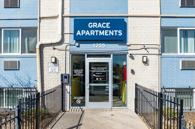 Entrada - Grace Apartments