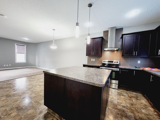 Photo du bâtiment - 1203 McConachie Blvd NW