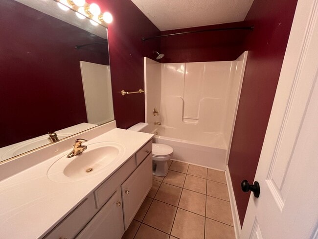 Building Photo - *LEASE PENDING - CURRENTLY UNAVAILABLE* Ex...