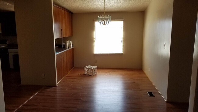 Foto del edificio - 4 bd, 2.75 ba N Columbia, 2nd living room ...