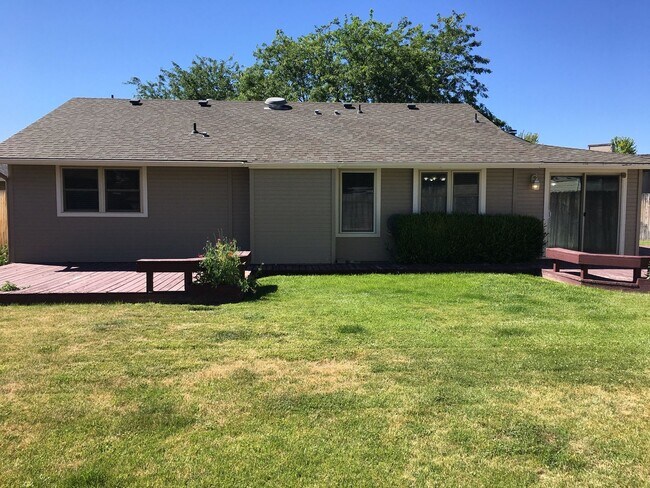 Building Photo - Recently updated, great single level floor...