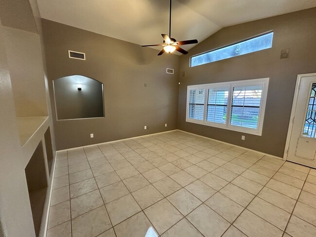 Foto del edificio - 3 Bed/ 2 Bath Home with Den in Arrowhead Ranch with Pool!