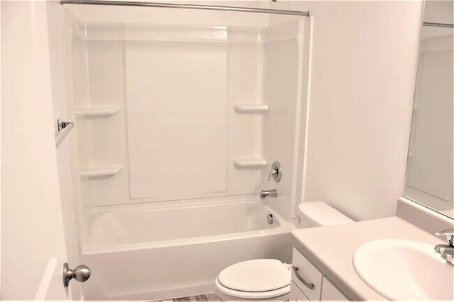 Foto del edificio - Available Now!!
