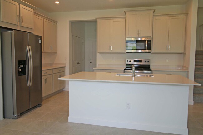 Building Photo - 14050 SW Thorens Dr