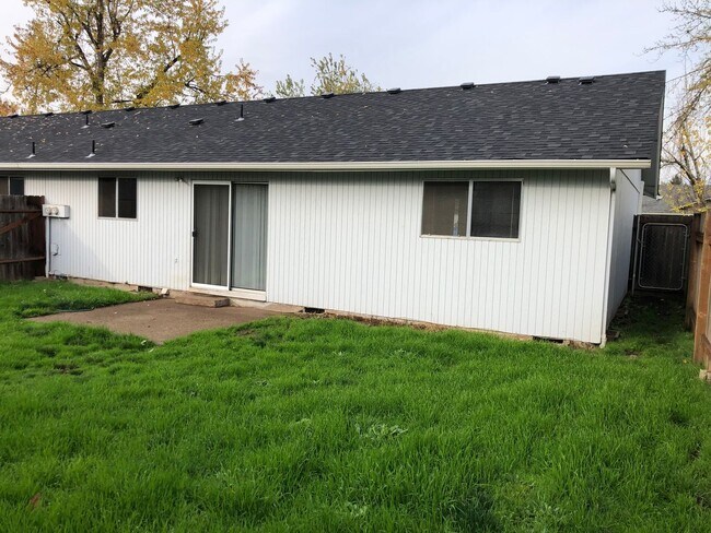 Foto del edificio - Great 2 bedroom 1 bathroom duplex in Springfield!