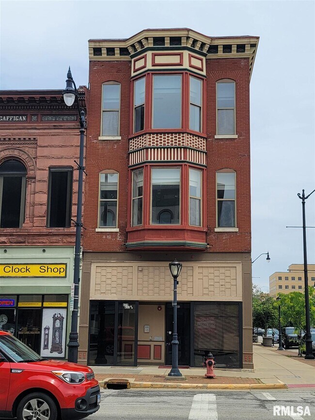 Building Photo - 631 E Washington St