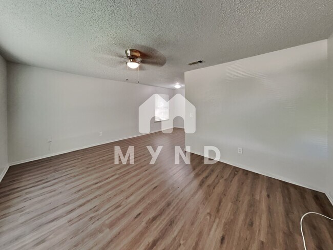 Building Photo - 1303 1/2 Berry Dr Apt A