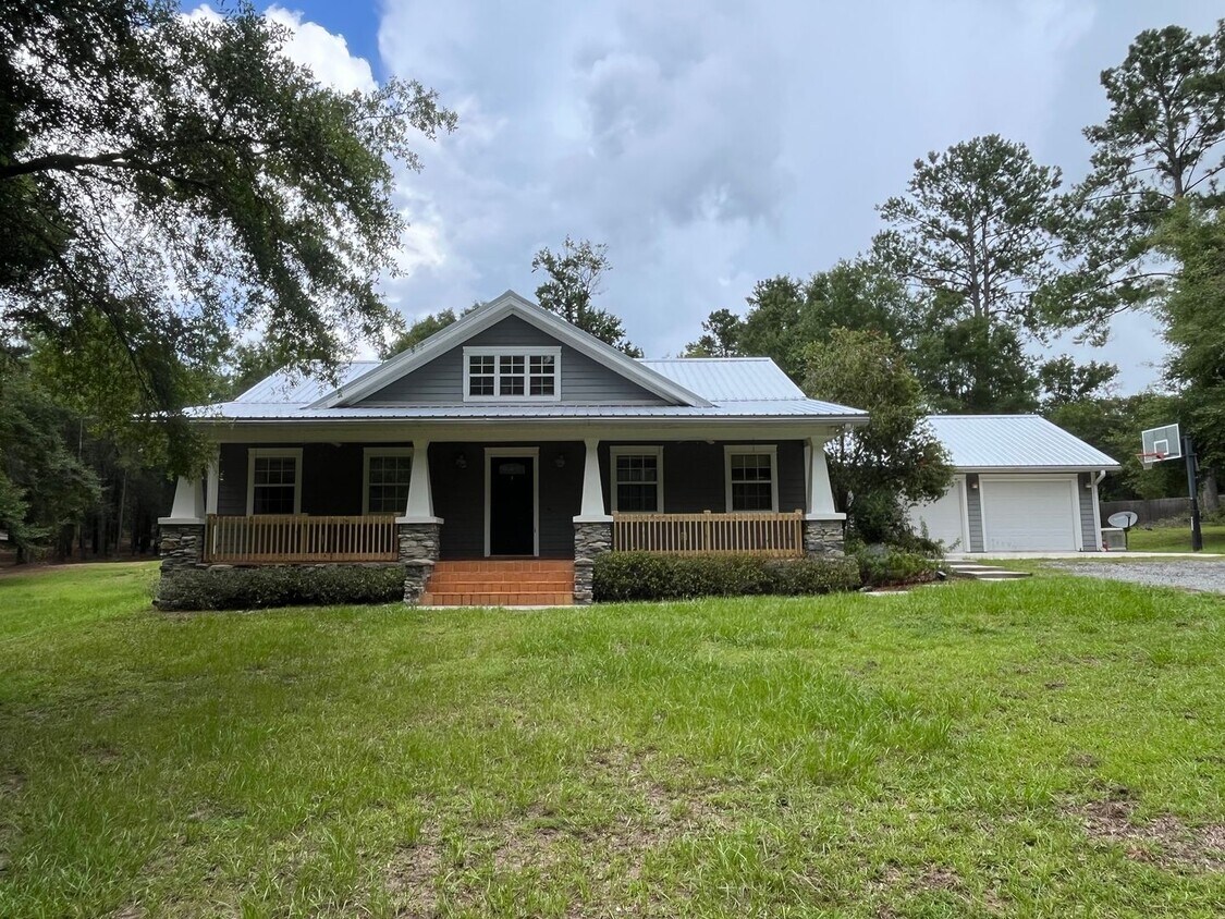 Foto principal - 3 Bedroom, 2 Bath home w/2 Car Garage on 5...