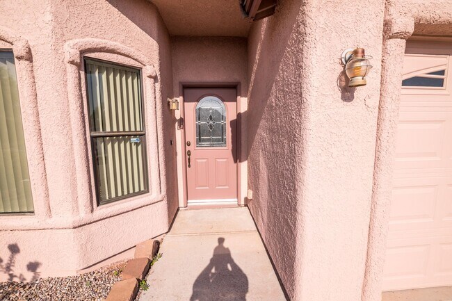 Foto del edificio - Charming 3-bedroom, 2-bathroom Home w/ 2 C...