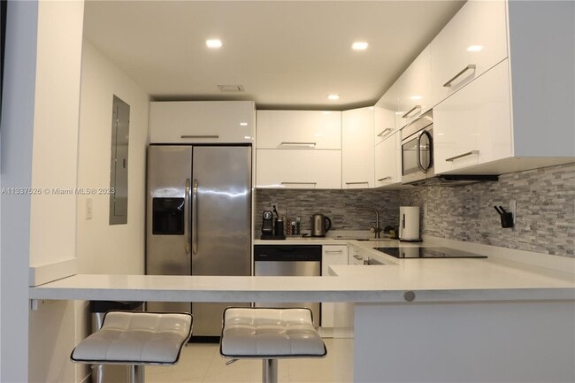 Building Photo - 5415 Collins Ave