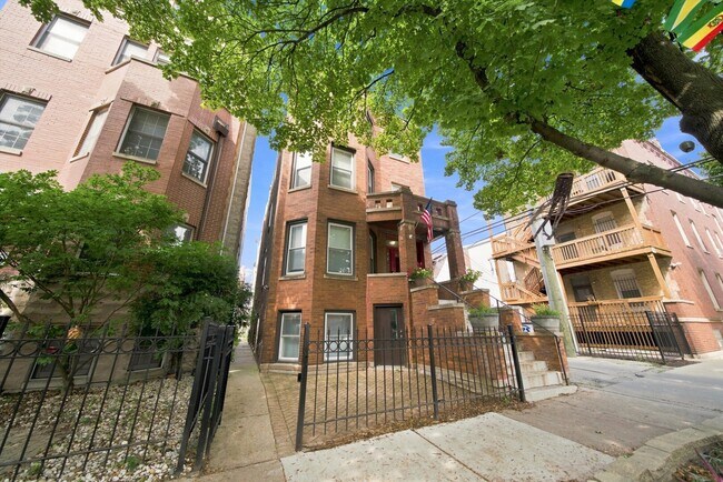 Foto del edificio - 2744 N Bosworth Ave