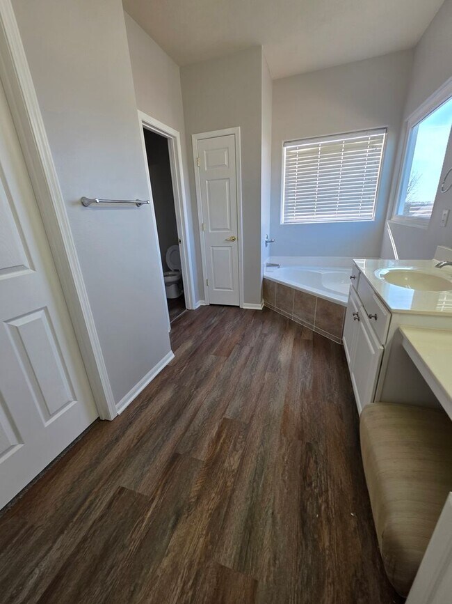 Foto del edificio - Primary Bedroom of Your Dreams! 3 bedroom/3 bathroom/3 car garage