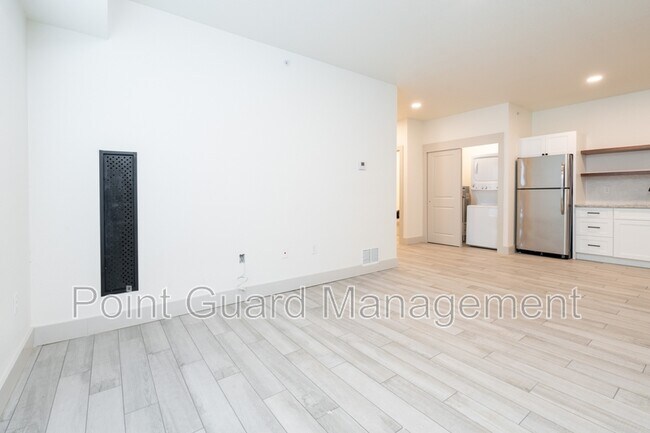 Foto del edificio - 1230 N Greenwich Rd