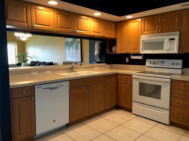 Building Photo - 1200 Country Club Dr