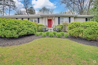 Building Photo - 338 Lakemoore Dr NE