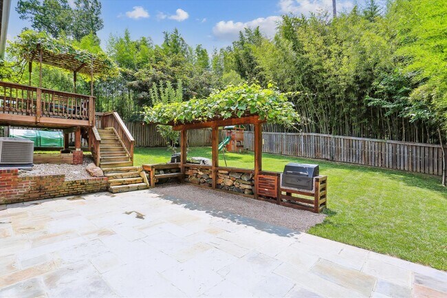 Foto del edificio - Awesome 4 Bedroom, 3 Full Bath Home in Clo...
