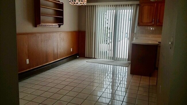 Building Photo - 945 Riverside Dr