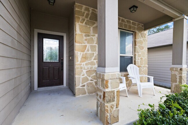 Foto del edificio - Charming Home Awaits: Spacious & Modern Li...