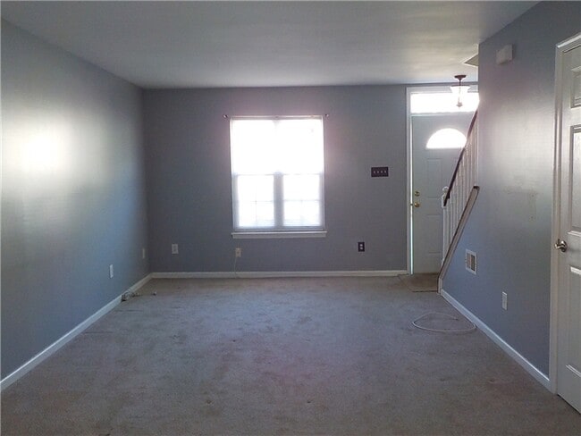 Building Photo - 123 Creekside Ct