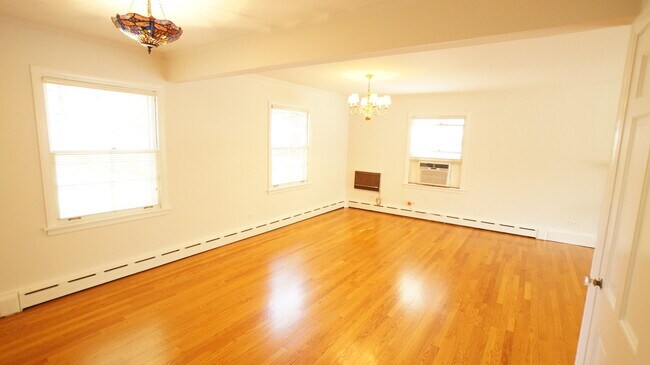 Building Photo - 1704 Lake Ave