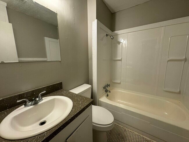 Foto del edificio - 130 E Woodcrest Dr