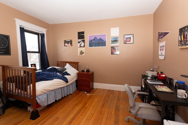 Building Photo - AWESOME ALLSTON 2 BED FOR 9/1