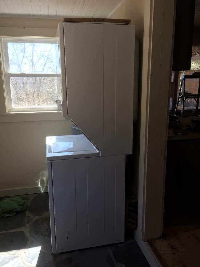 Washer/dryer - 3837 Old Hendersonville Highway